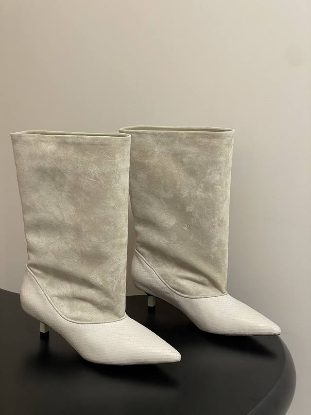 Jacquemus25Fw秋冬新款 拼接风尖头细跟中筒靴小猫跟宽筒靴 麂皮材质柔软有质感，蛇纹皮革则增添野性与高级感，两种材质的拼接工艺精细，色彩过渡自然，提升