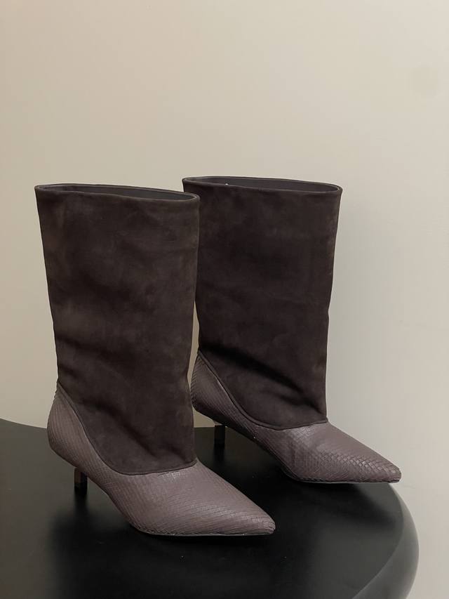 Jacquemus25Fw秋冬新款 拼接风尖头细跟中筒靴小猫跟宽筒靴 麂皮材质柔软有质感，蛇纹皮革则增添野性与高级感，两种材质的拼接工艺精细，色彩过渡自然，提升