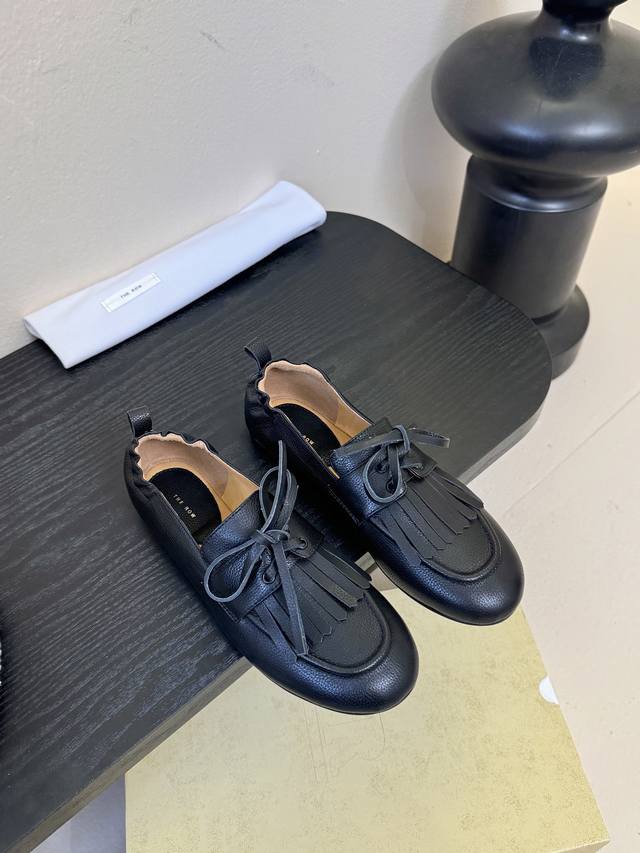 The Row流苏一脚蹬乐福鞋 第一眼看到这个鞋子就爱上了，看着不起眼但却让人越看越喜欢，简单又高级，带点复古味随意搭配都好看！各大网红博主都在穿它，上脚起来实