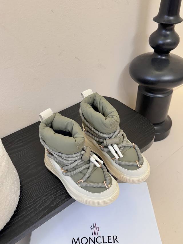 Moncle* 高邦羽绒休闲鞋 设计属于高帮休闲款式，鞋型时尚且富有层次感，鞋帮的褶皱设计和大鞋带元素增添了潮流感，同时结合了品牌的户外风格，兼具时尚与功能性。