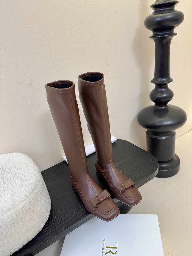 The Row 25Ss秋冬新款 Tr蝴蝶结方头粗跟弹力长靴 弹力材质穿着起来舒适又有造型感，绝对是本季秋冬的必备单品 极简的线条 包裹的腿型超级显瘦 时髦度满