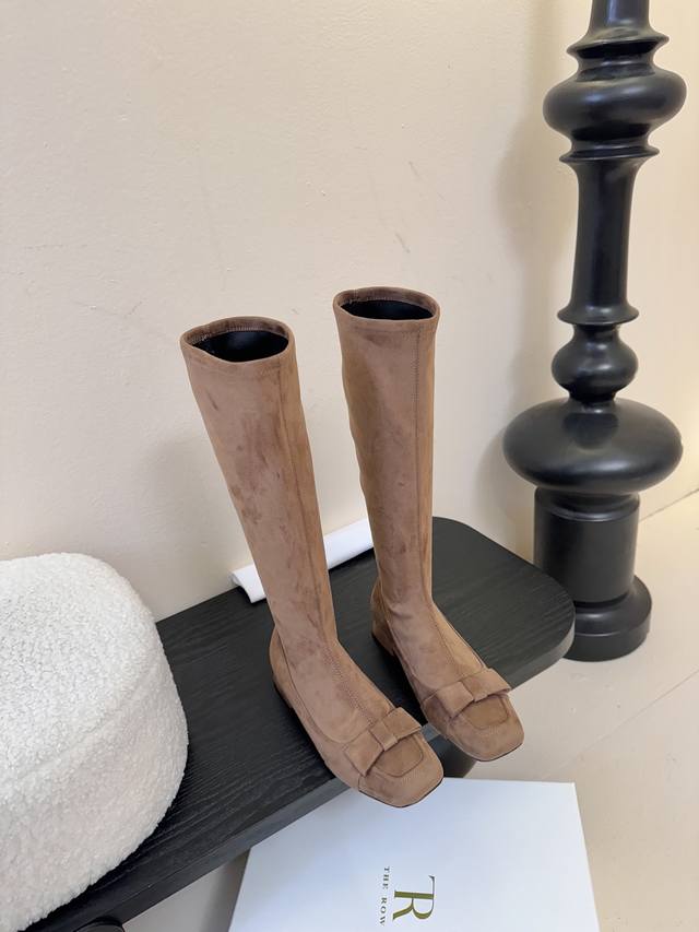 The Row 25Ss秋冬新款 Tr蝴蝶结方头粗跟弹力长靴 弹力材质穿着起来舒适又有造型感，绝对是本季秋冬的必备单品 极简的线条 包裹的腿型超级显瘦 时髦度满