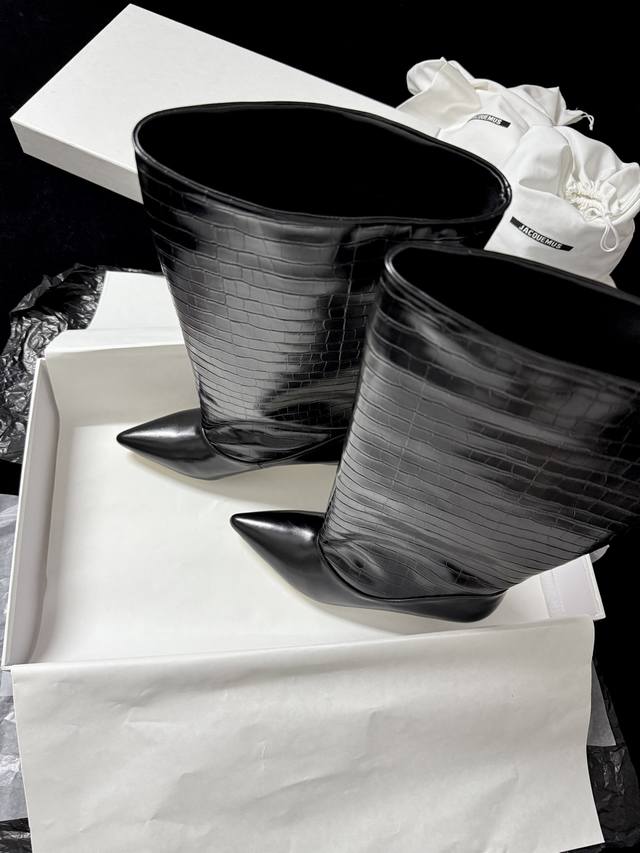 Jacquemus 新品靴 黑色长靴界的“时髦尖子生” 利落尖头+小猫跟 大靴筒太鲨我 气场直接拉满 走哪都是焦点～ 鞋面：进口麂皮.牛皮 垫脚：进口小羊皮 大