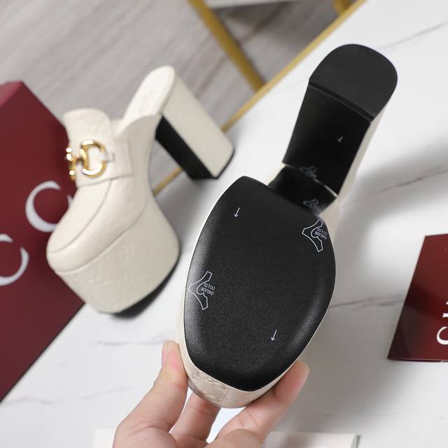 最高版本 Gucci 2025春季款新防水台高跟罗马凉鞋 走鞋款秀 古驰 恨天高 后空拖鞋 时尚的品牌Logo持加，具有超辨高识度 各品大争牌恐先推后出超系跟高