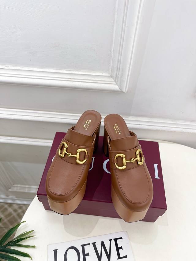 Gucci 古驰 25 G家 主打系列终于面世，狠货值得期待！原有的经典 创造新设计 Bs春夏新款 经典马衔扣高跟防水台穆勒鞋 代购级别！高级感十足！国内外博主