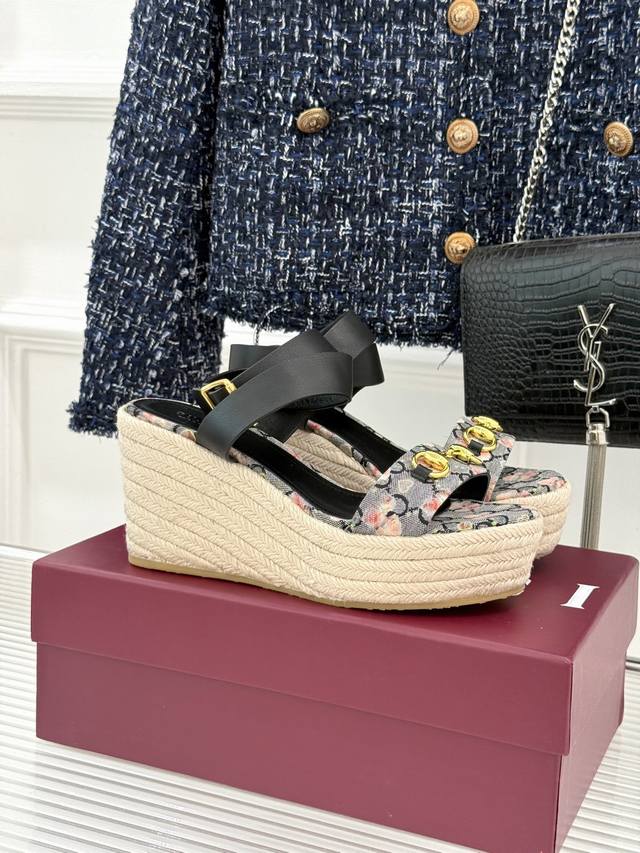 厂价 Gucci 古驰经典马衔扣坡跟凉鞋 当G家标志性马衔扣 邂逅时髦坡跟 一场华丽与舒适兼得的时尚盛宴就此开启。 这双凉鞋 是经典与现代的激情碰撞 每一步都是