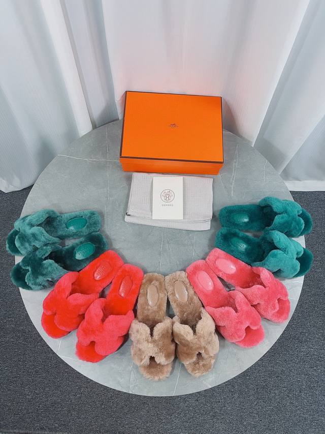 真皮大底 毛毛拖 顶板H型高品质毛毛拖鞋 Hermess时尚潮流最新款泰迪羊毛 秋冬款平底毛拖，上脚超百搭暖底，女主们的最爱面料：泰迪羊真皮毛里料 垫脚：泰迪羊