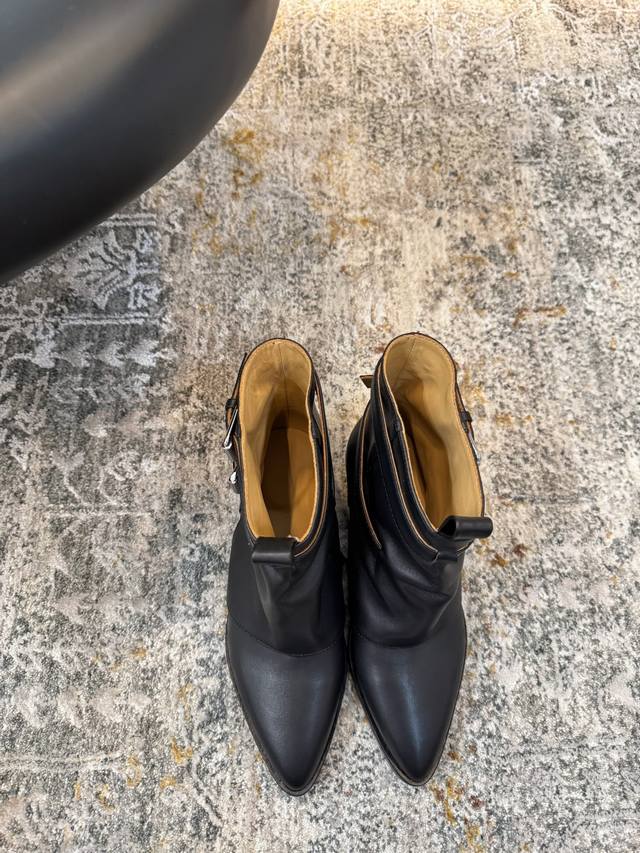 新品上架 ★面料 牛皮 内里 牛皮 鞋底 牛皮大底 优雅风格 创造不一样的感觉 跟高 4.5Cm 专柜包装 简约气质款式！ Show Bdetails ⊿：Si