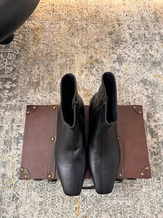 新品上架 ★面料 牛皮 内里 羊皮 鞋底 发泡大底 真皮沿条 优雅风格 创造不一样的感觉 跟高 2.5 Cm 专柜包装 简约气质款式！ Show Bdetail