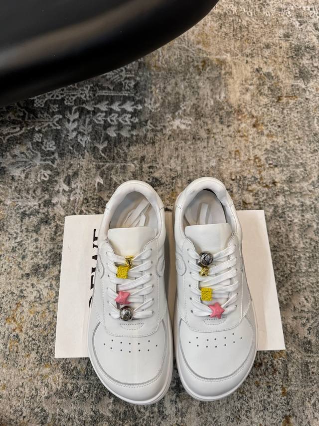 新品推荐 ★面料 牛皮 内里 羊皮 鞋底 橡胶底 视觉盛宴 性感自由气质 跟高 2 Cm 专柜包装 简约气质款式！ 市场顶级 Show Bdetails ⊿：S