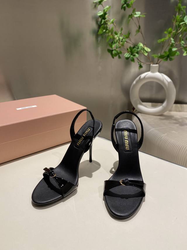 出厂 Miu Miu走秀款 2025春夏新款高跟带子 凉鞋 网红走秀款上脚非常好看.1:1定制 时尚 高跟女鞋，很好的拉伸腿部线条，让爱美的小姐姐们都能轻松驾驭