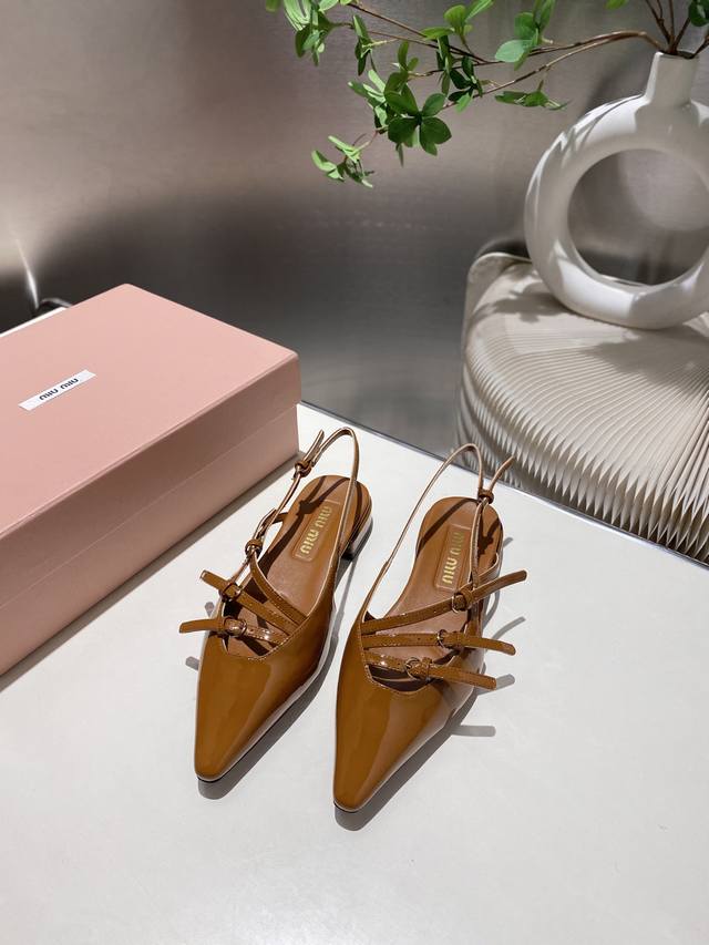 出厂 Miu Miu走秀款 2025春夏新款高跟带子 凉鞋 网红走秀款上脚非常好看.1:1定制 时尚 高跟女鞋，很好的拉伸腿部线条，让爱美的小姐姐们都能轻松驾驭