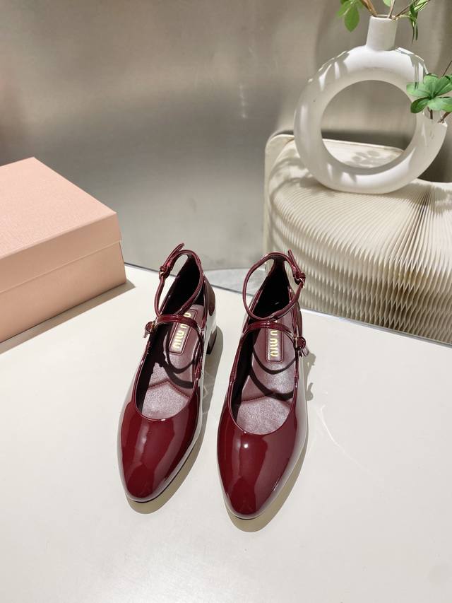 出厂价P 缪缪2025秋冬新款升级工艺打造精品，采用字母扣装饰 ，超级百搭 经典时尚款 对脚型没那么纤瘦，对高脚背的妹子更友好了鞋面：进口牛漆皮 内里：山羊皮里