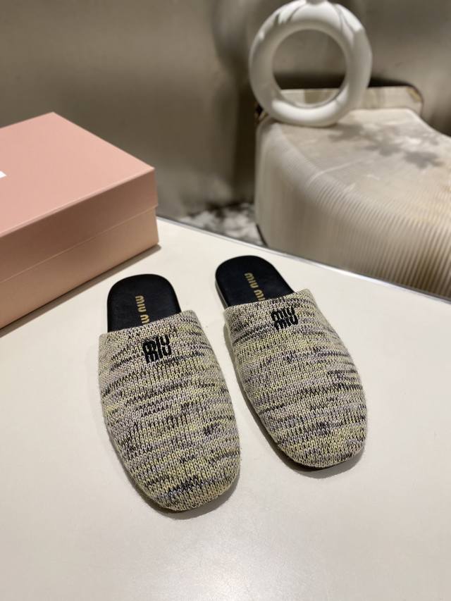 出厂 顶级版本代购级Miumiu2025早春新款毛线编织包头拖鞋 各大博主推荐，闭眼入都是不会后悔 随意搭配都好看，原版一比一开发 鞋面：定制进口编织 鞋底：橡