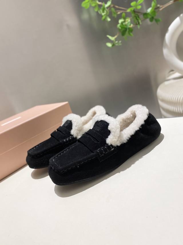 出厂皮里 毛里 平底跟4.5Cm两个版本，缪缪2025早春走秀新款一脚蹬懒人玛丽珍芭蕾舞鞋 官方春夏走秀新款，时髦百搭，无论光脚穿还是搭配袜子穿都超级百搭！原版