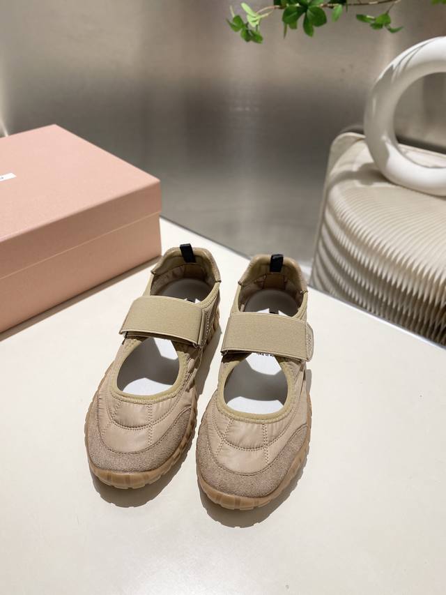 出厂 缪缪2025阿甘休闲鞋运动鞋 春夏新款 最近爆款前卫大胆的设计 .Miu风格融于此款厚底帆布运动鞋的简约线条 ，别致徽标饰于鞋舌与背后，点缀复古 厚底设计