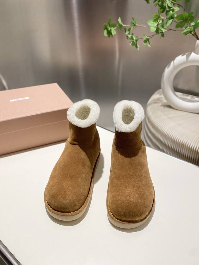 出厂价P 缪缪2025秋冬走秀新款雪地靴.今年最值得入手的靴子 没有之一！各大网红明星上脚 Miumiu今年 秋冬限定款 ，专柜非常难买 看着很硬的样子 其实非