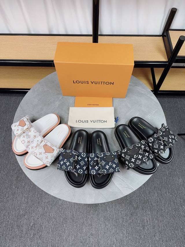 Lv驴牌L家 2025爆款 浮雕Logo 压花 凉拖鞋 本款 Pool Pillow Comfort 平底凉拖取材科技织物，以高频压印技术重绎 Monogram