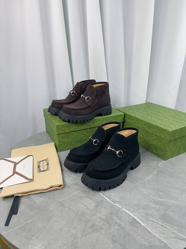 Gucci 新款，双Gg沟纹厚底乐福松糕鞋。原版1：1打造。超美品质，专柜经典款。 鞋面:原版开边珠牛皮 内里:水染牛皮 垫脚:水染牛皮 大底:超轻原版底 厚底