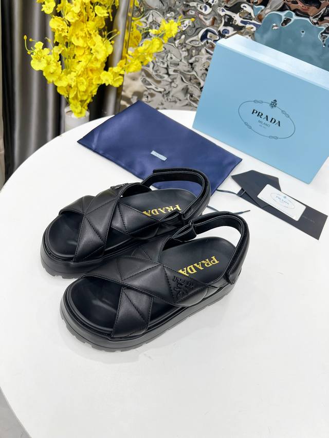 Prada2025魔术贴拖鞋开春的第一款鞋子！普拉达自带的减龄感[害羞R] 进口羊皮面 内里羊皮 5Cm的大厚度，矮个子的心头爱呀 尤其是白色真的很百搭！3色供