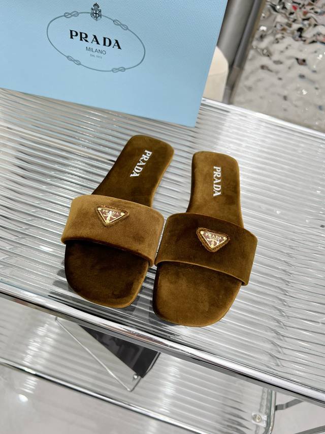 市场顶级版2660Ss Prada普拉达三角标 顶级品质 集优雅知性复古可爱于一身 鞋面：原版真丝面原版五金扣 内里：小羊皮里 原版 意大利真皮大底 30色现货