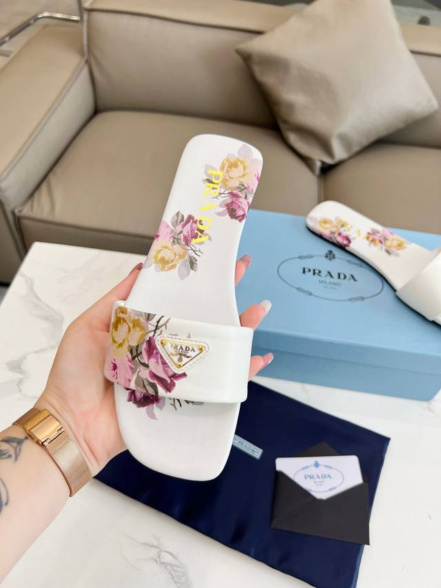 市场顶级版2660Ss Prada普拉达三角标 顶级品质 集优雅知性复古可爱于一身 鞋面：原版羊皮原版4D印花 内里：羊皮里 原版 意大利真皮大底 30色供应