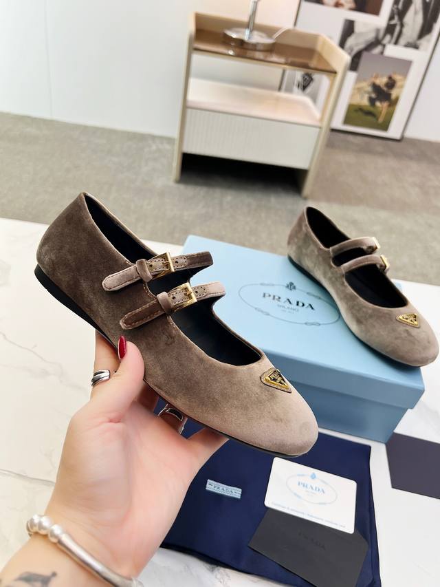 Prada25年新款英伦风跳舞鞋 小皮鞋乐福鞋 复古时尚经典单品 巴黎时装周第一场分量十足的大秀场打造的新品 灵感由D主设计师巧妙结合在完美鞋型上.搭配品牌搭扣