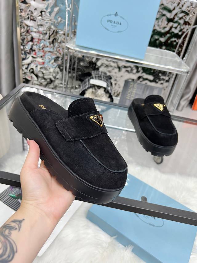 Prada2025 普拉达包头拖鞋 Prada 25Ss 新款春夏 现代风格的线条和原始的建筑体量定义了这些具有复杂魅力 Prada三角形的标志性几何形状为鞋跟
