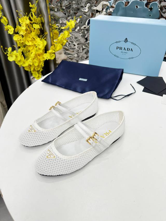 Prada25Ss新款英伦风跳舞鞋 小皮鞋乐福鞋 复古时尚经典单品 巴黎时装周第一场分量十足的大秀场打造的新品 灵感由D主设计师巧妙结合在完美鞋型上.搭配品牌搭