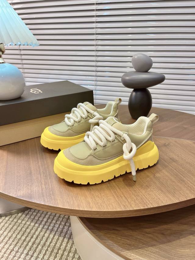 Ugg顶级品质G131所见即所得 Ugg秋冬新款情侣系列棉鞋雪地靴棉鞋毛毛鞋 作为领军品牌，这双新款同样延续了其一贯的舒适理念，穿在脚上轻盈自在，仿佛踩在了云朵