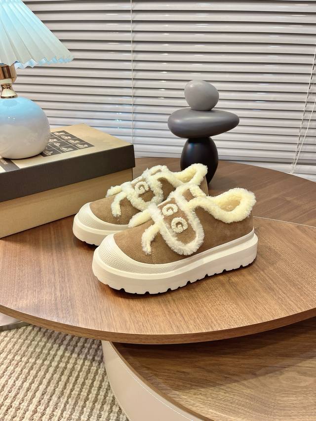 秋冬可爱暴击！这双Ugg毛毛鞋把我拿捏住了 谁能拒绝冬天的毛绒绒啊！！ 软乎乎的羊羔毛魔术贴设计，把“可爱”和“保暖”焊在脚上～ 浅卡其款：奶Fufu的，搭卫衣