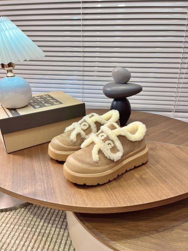 秋冬可爱暴击！这双Ugg毛毛鞋 雪地靴 把我拿捏住了 谁能拒绝冬天的毛绒绒啊！！ 软乎乎的羊羔毛魔术贴设计，把“可爱”和“保暖”焊在脚上～ 浅卡其款：奶Fufu