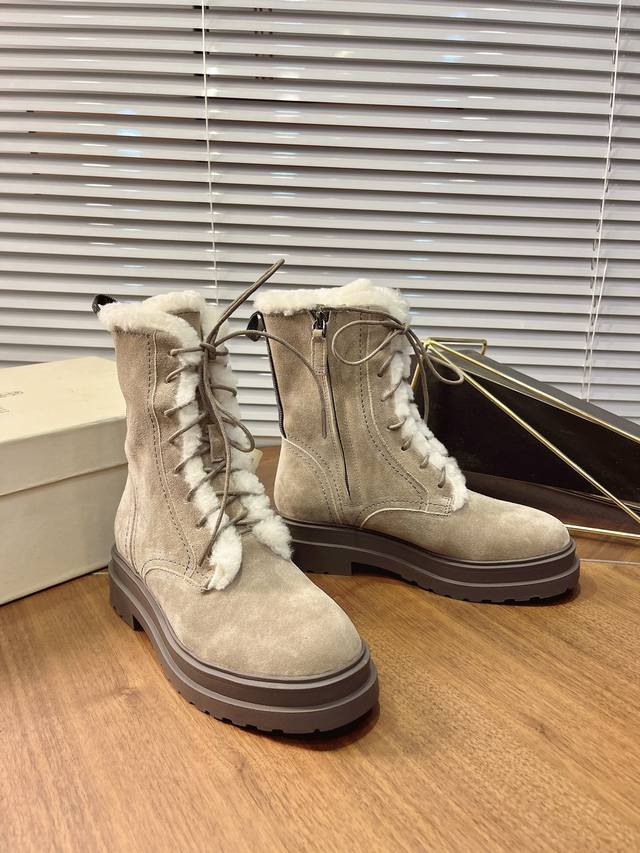 Brunello Cucinell布鲁奈罗库奇内利 25S早秋新款 厚底系带绒里马丁靴 超级温柔的绒面颜色呀，鞋面采用翻毛皮牛反绒做出质感效果，整体温柔舒适氛围