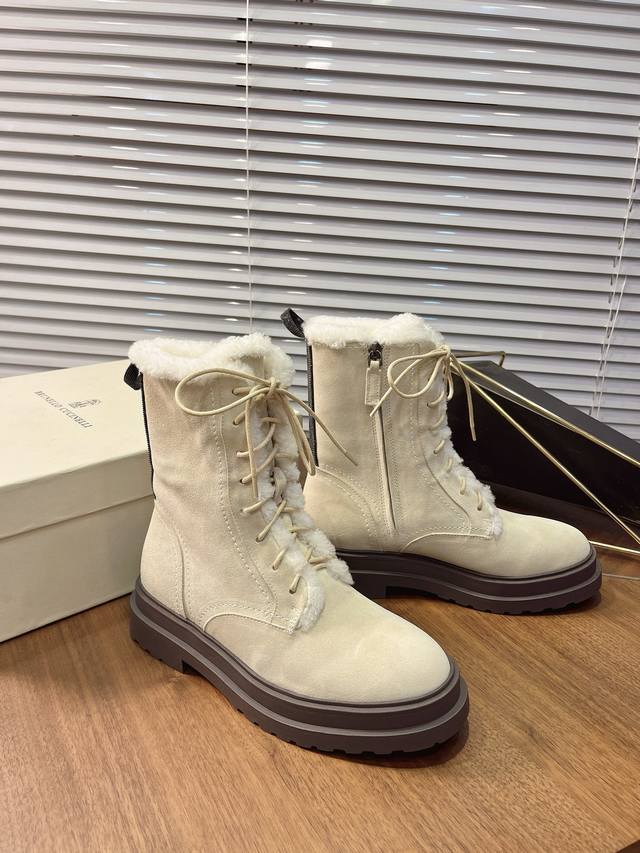 Brunello Cucinell布鲁奈罗库奇内利 25S早秋新款 厚底系带绒里马丁靴 超级温柔的绒面颜色呀，鞋面采用翻毛皮牛反绒做出质感效果，整体温柔舒适氛围