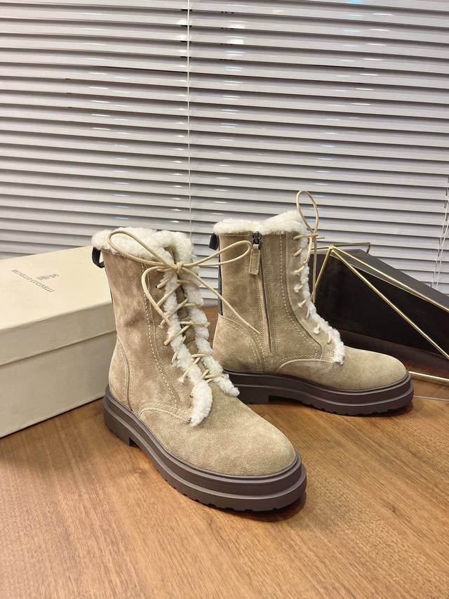 Brunello Cucinell布鲁奈罗库奇内利 25S早秋新款 厚底系带绒里马丁靴 超级温柔的绒面颜色呀，鞋面采用翻毛皮牛反绒做出质感效果，整体温柔舒适氛围