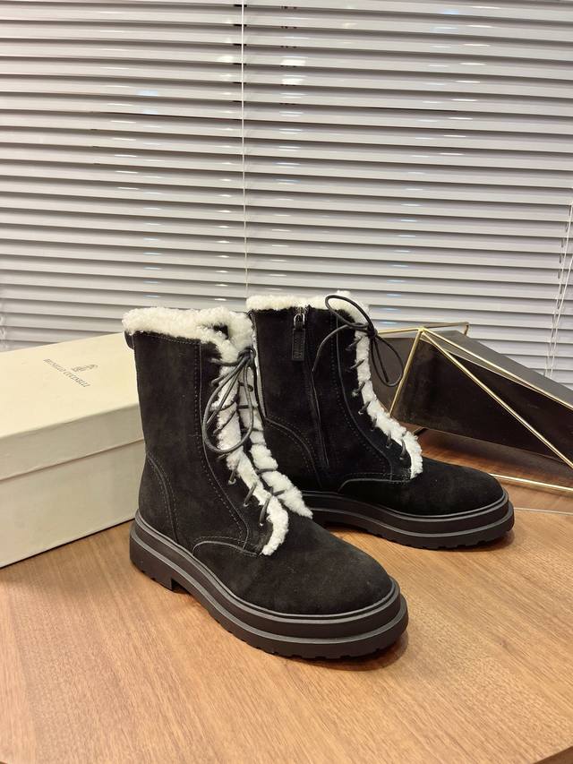 Brunello Cucinell布鲁奈罗库奇内利 25S早秋新款 厚底系带绒里马丁靴 超级温柔的绒面颜色呀，鞋面采用翻毛皮牛反绒做出质感效果，整体温柔舒适氛围