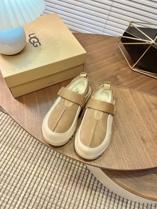 新款Ugg上市啦！ 秋冬摩登休闲男女款 情侣款低帮鞋 雪地靴 毛毛鞋 被这组丑萌面包鞋拿捏 麂皮+羊皮毛一体内里，一脚蹬超方便 可调节鞋面束带 魔术贴设计适配各