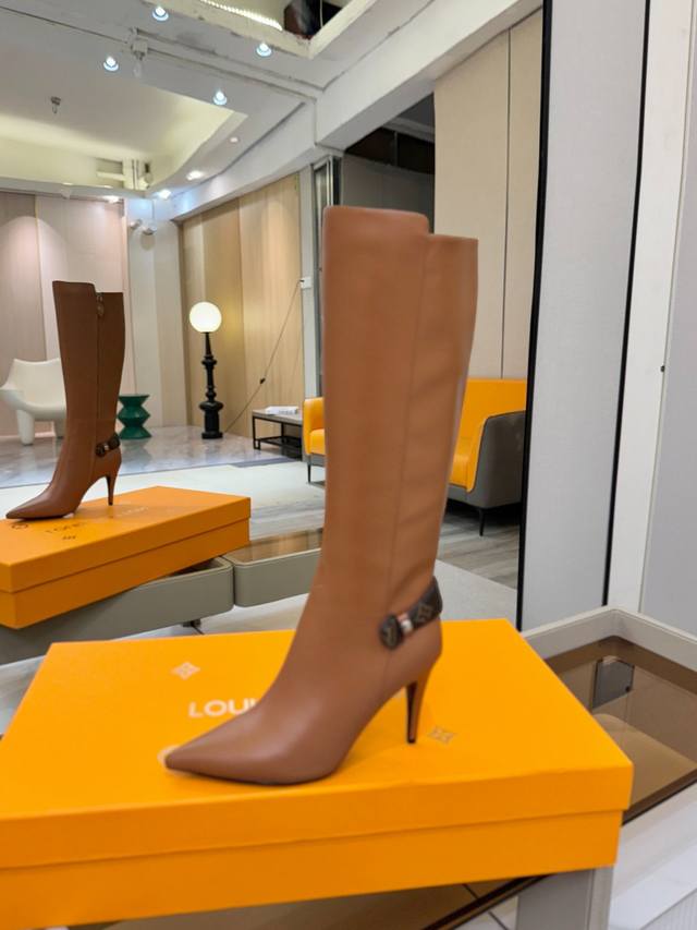 价格P： L 家 秋冬 专柜 走秀款长靴、官网系列同步更新、完美楦型+Lv新元素扣子设计、女人味十足、高贵气质、原版倒模楦型，极致1:1形体，高端品质、进口高端