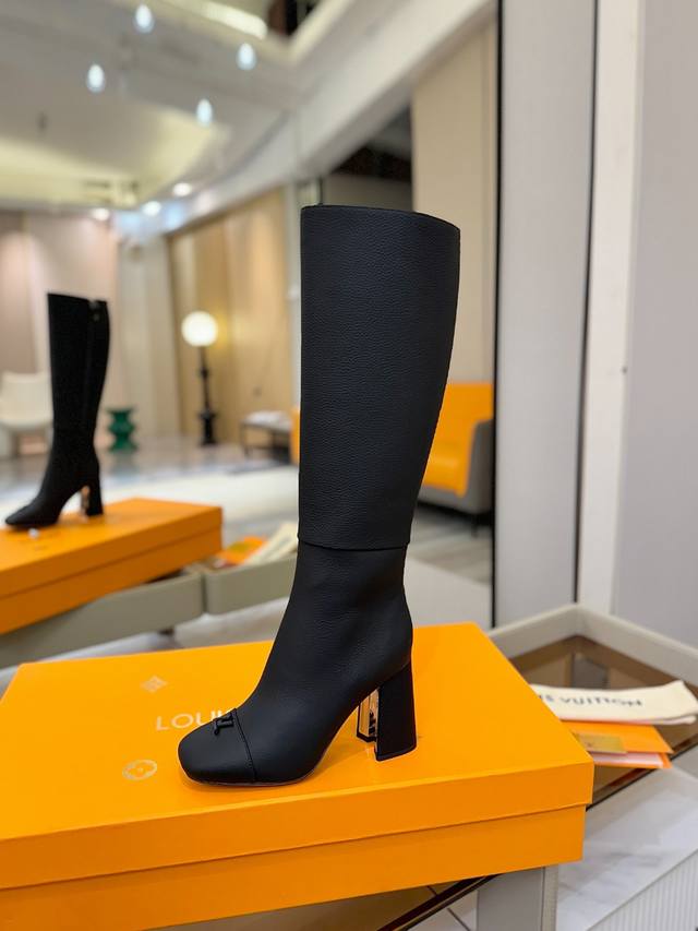 价格P： L家秋冬 专柜 走秀16寸高靴、官网系列、同步更新、完美楦型+小V扣设计、再现经典、款式简单大方、走路不累脚、不挑人、上脚大气好看、原版倒模楦型，极致