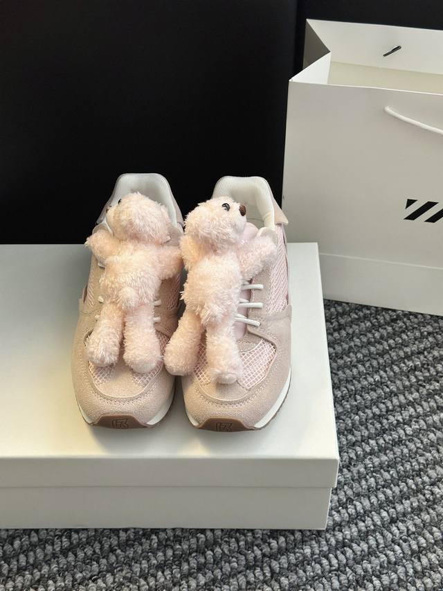 熊猫休闲鞋 极简的设计加上标志性的玩偶小熊超级时尚粗鞋带与小熊互相呼应非常治愈的配色 厚但蛋轻便，小熊可拆卸 鞋面材质：原版定制羊绒+小熊挂件 内里材质：网布