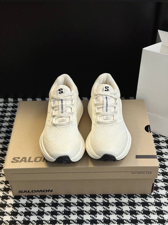 男女同款第三代运动跑鞋 多种鞋面材质，构造了丰富的鞋面层次，为鞋款增添摩登现代感。 鞋款独特的波浪形设计勾勒出鞋身的流动感线条，并结合标志性的快速系带系统，保障