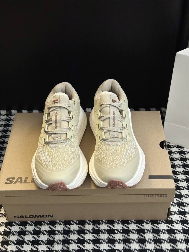 男女同款第三代运动跑鞋 多种鞋面材质，构造了丰富的鞋面层次，为鞋款增添摩登现代感。 鞋款独特的波浪形设计勾勒出鞋身的流动感线条，并结合标志性的快速系带系统，保障