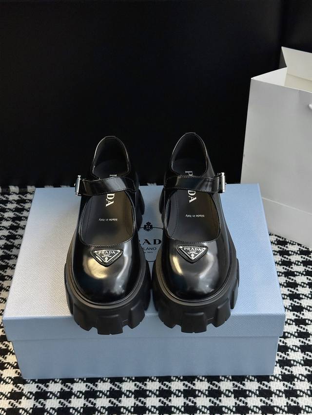 新品玛丽珍乐福鞋 鞋跟5.5Cm乐福出新款啦，采用了更有质感的开边珠牛皮，加高了鞋底却保持极轻的重量。太百搭了！可盐可甜 穿各种小裙子小短裤再配个袜子很绝~ 鞋