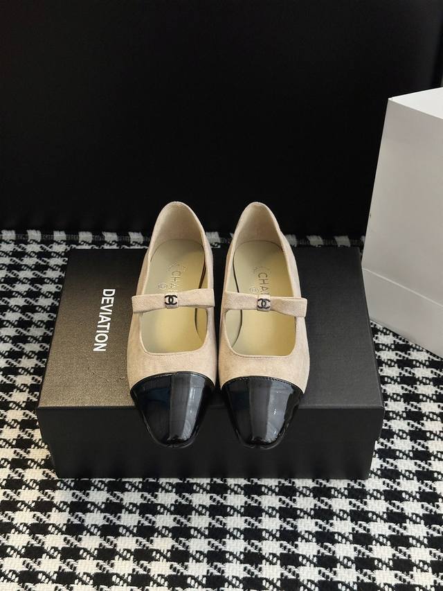 25B蝴蝶结玛丽珍 千金感爆棚的梦幻战鞋蝴蝶结丝带像是礼物盒上的精致点缀，走一整天也能优雅到发光～白色蕾丝袜+黑色A字裙，配上玛丽珍瞬间贵气值拉满 法式慵懒感：