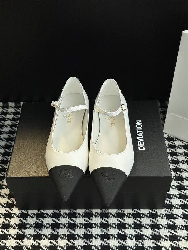 小香尖头玛丽珍单鞋 将优雅刻进Dna 黑白配色经典永恒 鞋头标志性双C元素低调奢华 精致灵动俏皮 编织鞋面质感拉满 每一步都踏出法式浪漫 轻松拿捏时尚 鞋面材质