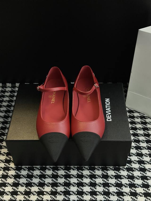 小香尖头玛丽珍单鞋 将优雅刻进Dna 黑白配色经典永恒 鞋头标志性双C元素低调奢华 精致灵动俏皮 编织鞋面质感拉满 每一步都踏出法式浪漫 轻松拿捏时尚 鞋面材质