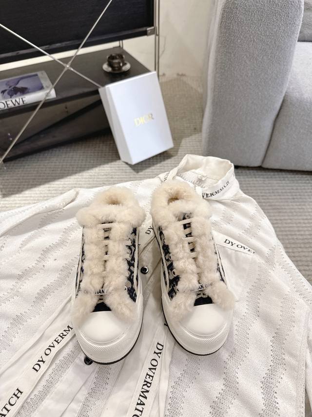 Dio*迪奥Walk'n系列 2025秋冬新品 经典厚底刺绣运动鞋，内里皮毛一体羔羊毛兼具好看与保暖 Walk'n'di*R 厚底运动鞋是一款时尚单品，提升该系