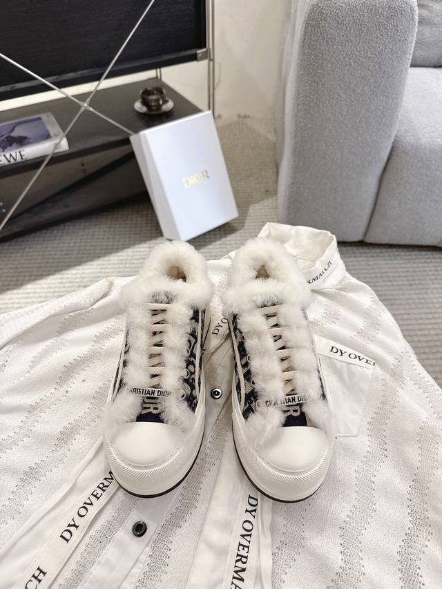 Dio*迪奥Walk'n系列 2025秋冬新品 经典厚底刺绣运动鞋，内里皮毛一体羔羊毛兼具好看与保暖 Walk'n'di*R 厚底运动鞋是一款时尚单品，提升该系