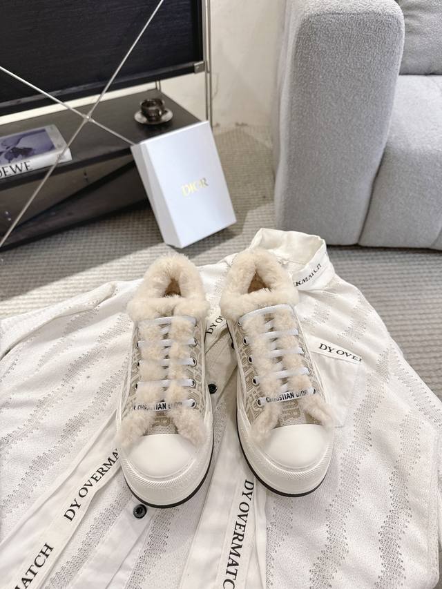 Dio*迪奥Walk'n系列 2025秋冬新品 经典厚底刺绣运动鞋，内里皮毛一体羔羊毛兼具好看与保暖 Walk'n'di*R 厚底运动鞋是一款时尚单品，提升该系