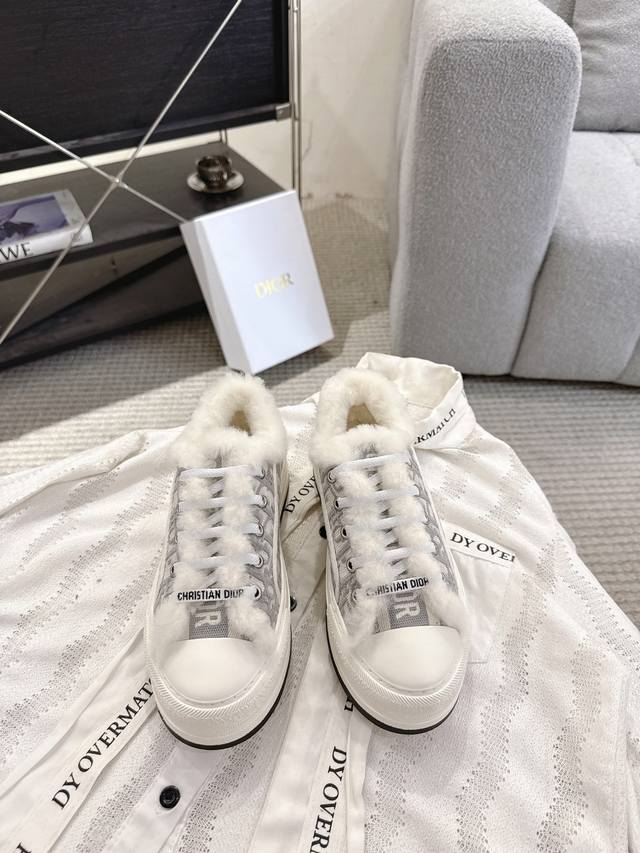 Dio*迪奥Walk'n系列 2025秋冬新品 经典厚底刺绣运动鞋，内里皮毛一体羔羊毛兼具好看与保暖 Walk'n'di*R 厚底运动鞋是一款时尚单品，提升该系